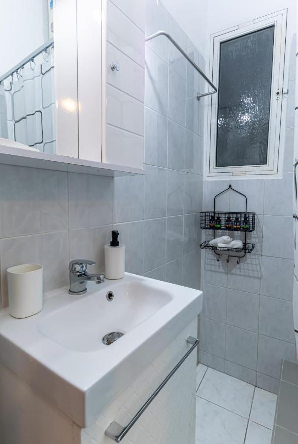 Couple Getaway With Queen Bed Apartment Athens Exterior photo