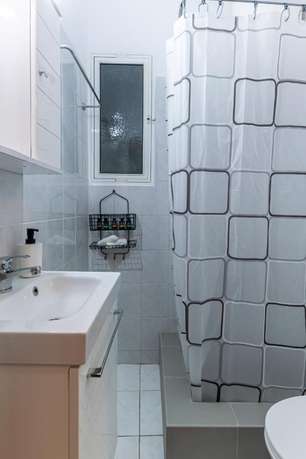 Couple Getaway With Queen Bed Apartment Athens Exterior photo