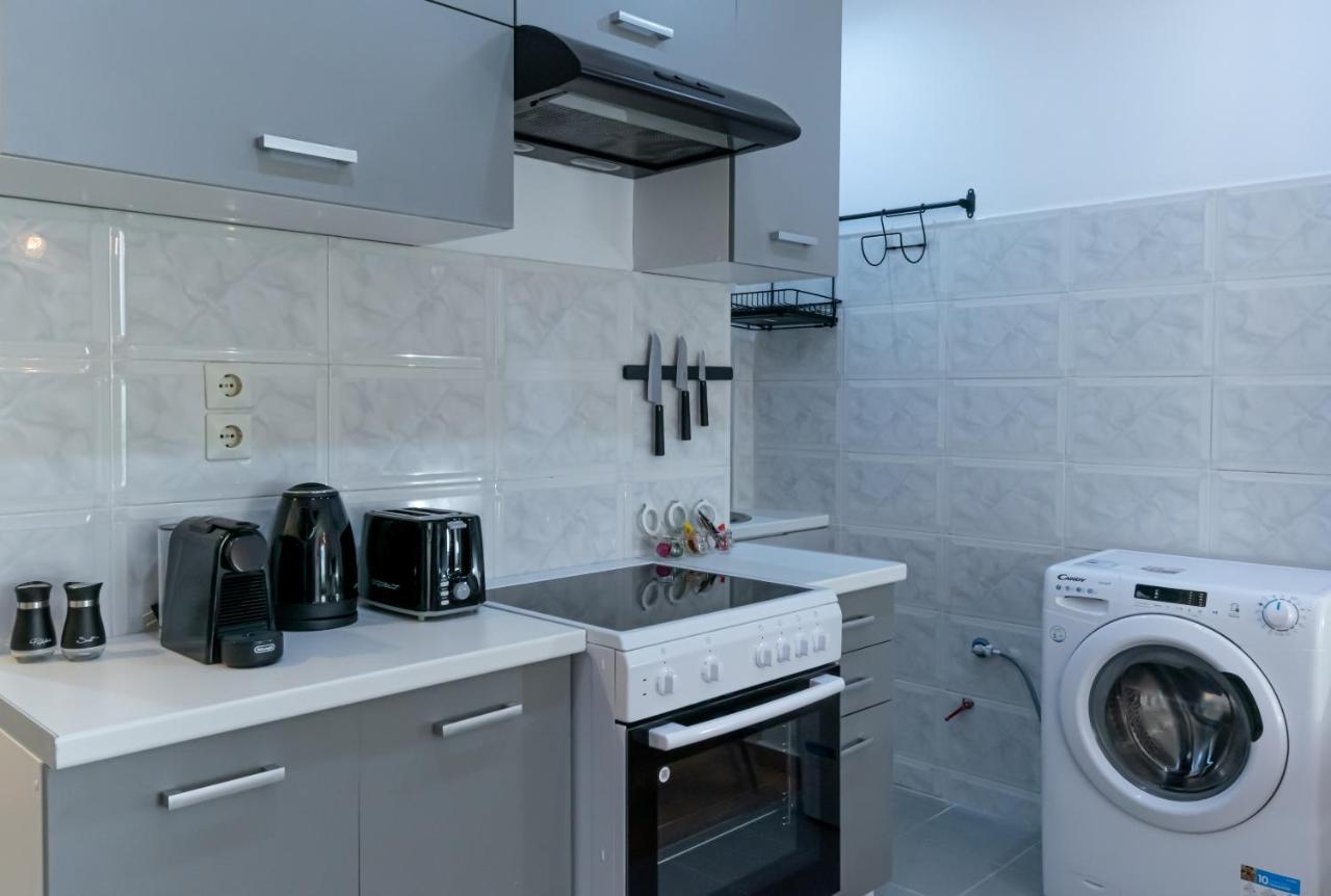 Couple Getaway With Queen Bed Apartment Athens Exterior photo