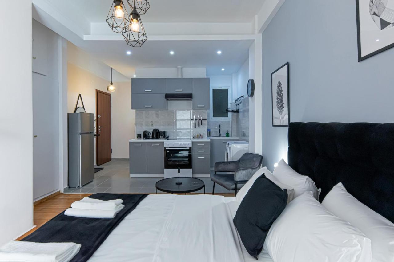 Couple Getaway With Queen Bed Apartment Athens Exterior photo